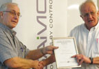 Eric Carter (right) presents Chris Gimson with the SAIMC certificate.